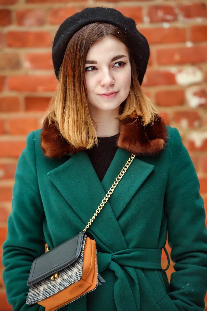 зеленое пальто