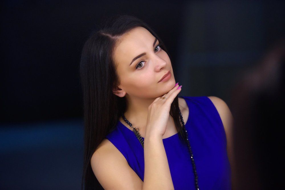 девушка в синем