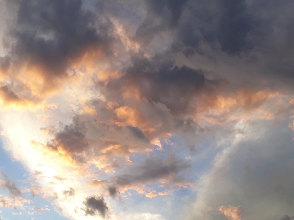 Nubes malva bajo el eterno cielo azul