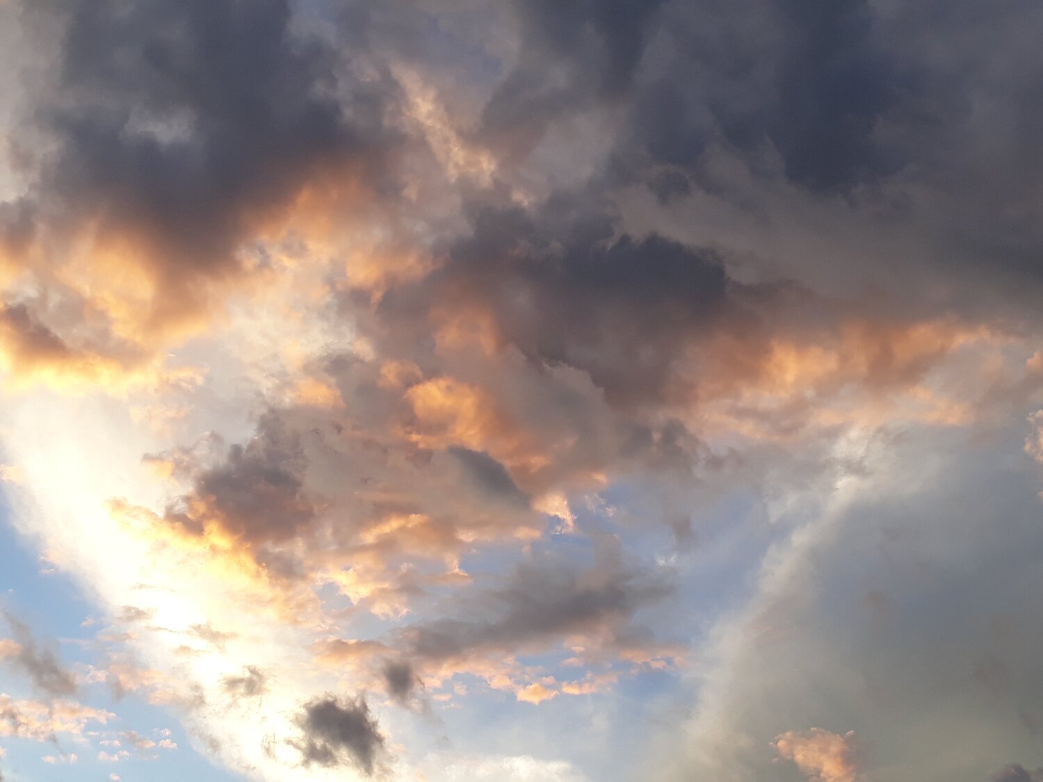 Nubes malva bajo el eterno cielo azul