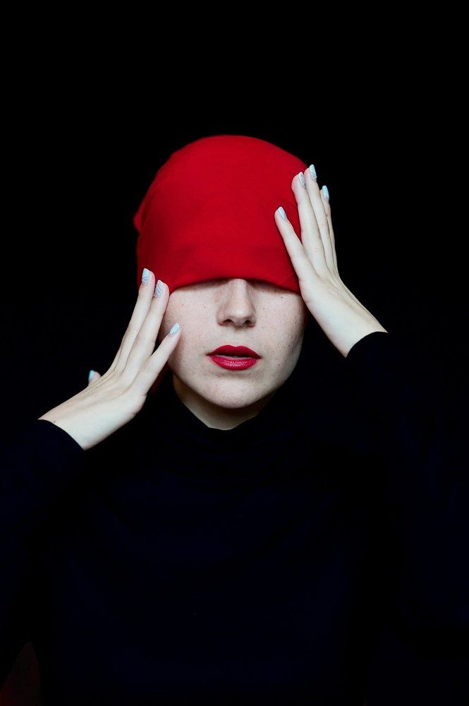 Портрет девушки в красной косынке