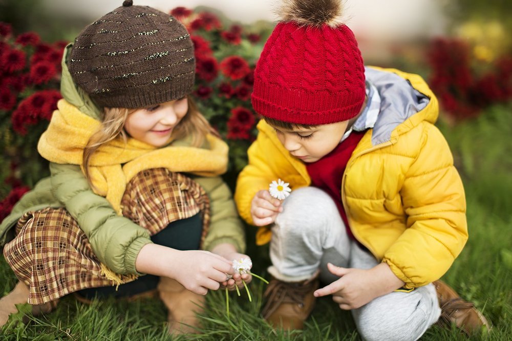 Простые детские радости. Брат и сестра.