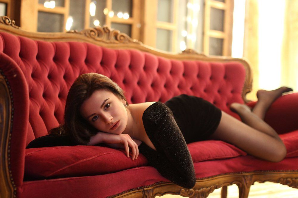 Красный диван