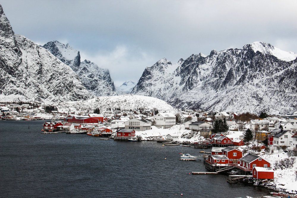 Красные домики, белый снежок.