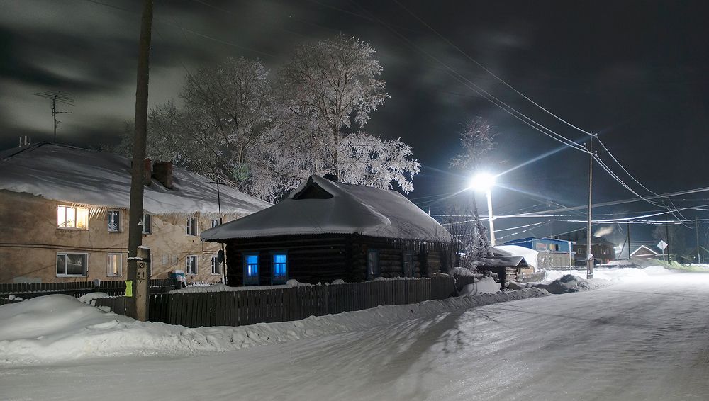 Зимняя ночь на окраине.