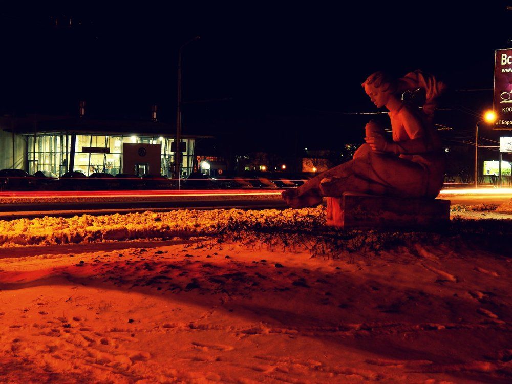 Женщина с ребёнком у дороги