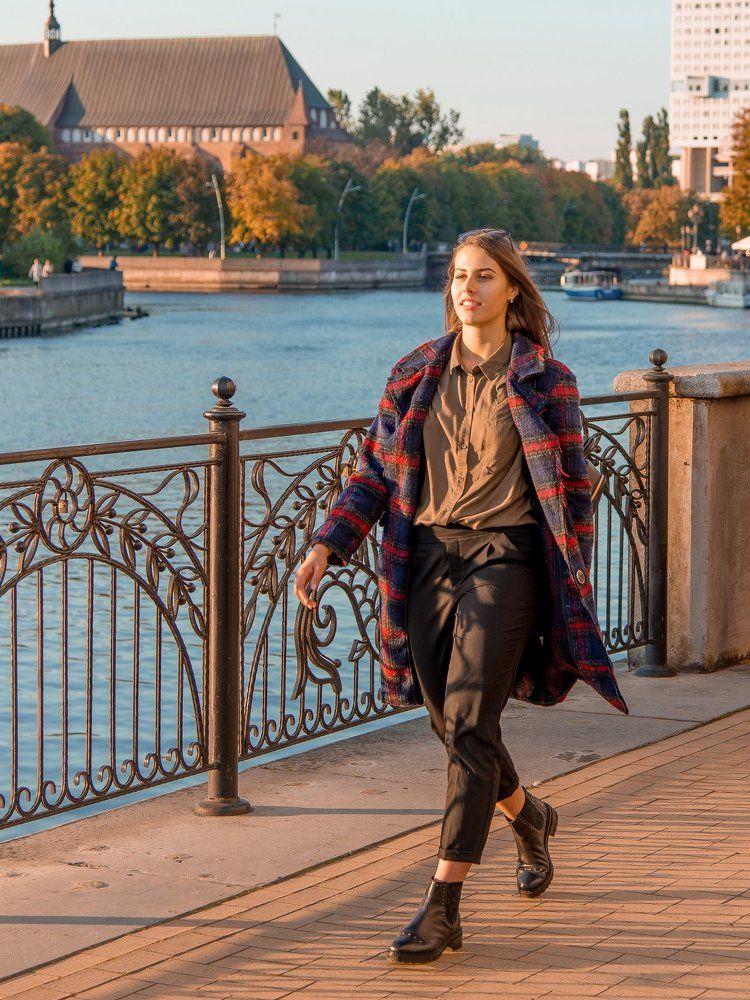 девушка по городу шагает.....