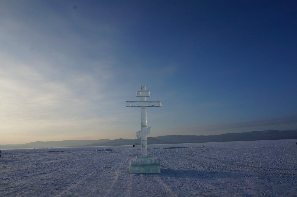 Крещенский крест на озере Тургояк