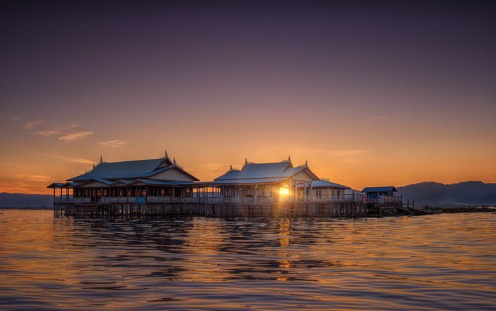 Дом на озере.