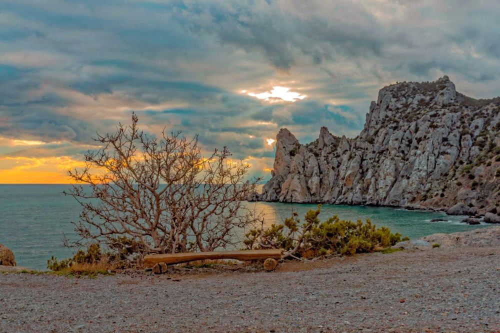 Лавочка у моря.