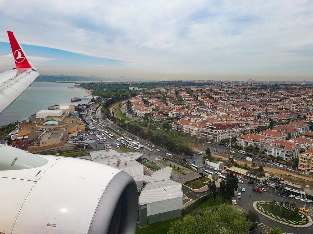 Вид на Стамбул из самолета на посадке.