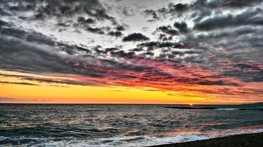 На небе только и разговоров, что о море.. и о закате