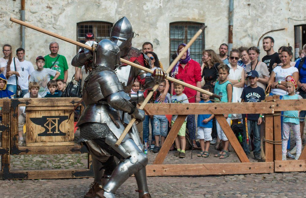 Смешались в кучу люди, сабли, копья...