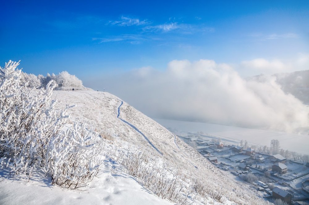 Вид с горы на парящий Енисей