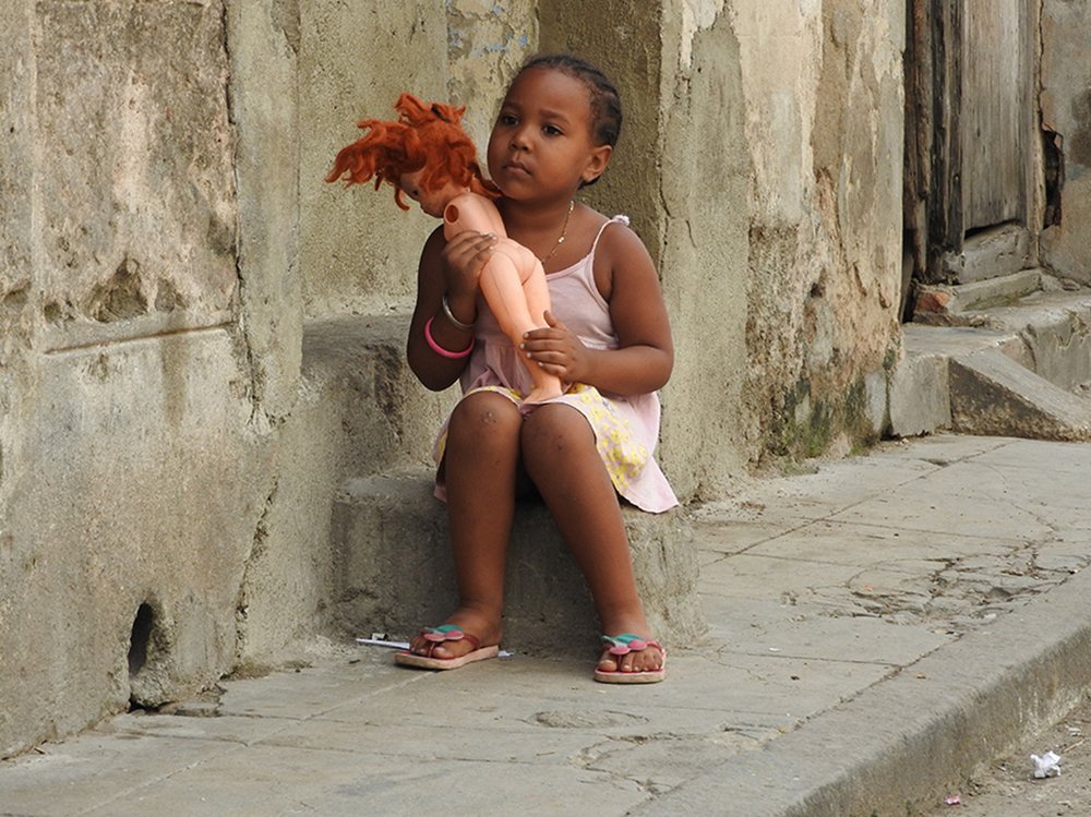 NIÑA CON SU MUÑECA