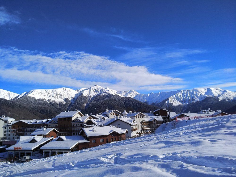 Прекрасный солнечный день в олемпийской деревне