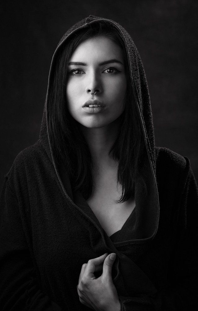 портрет в капюшоне