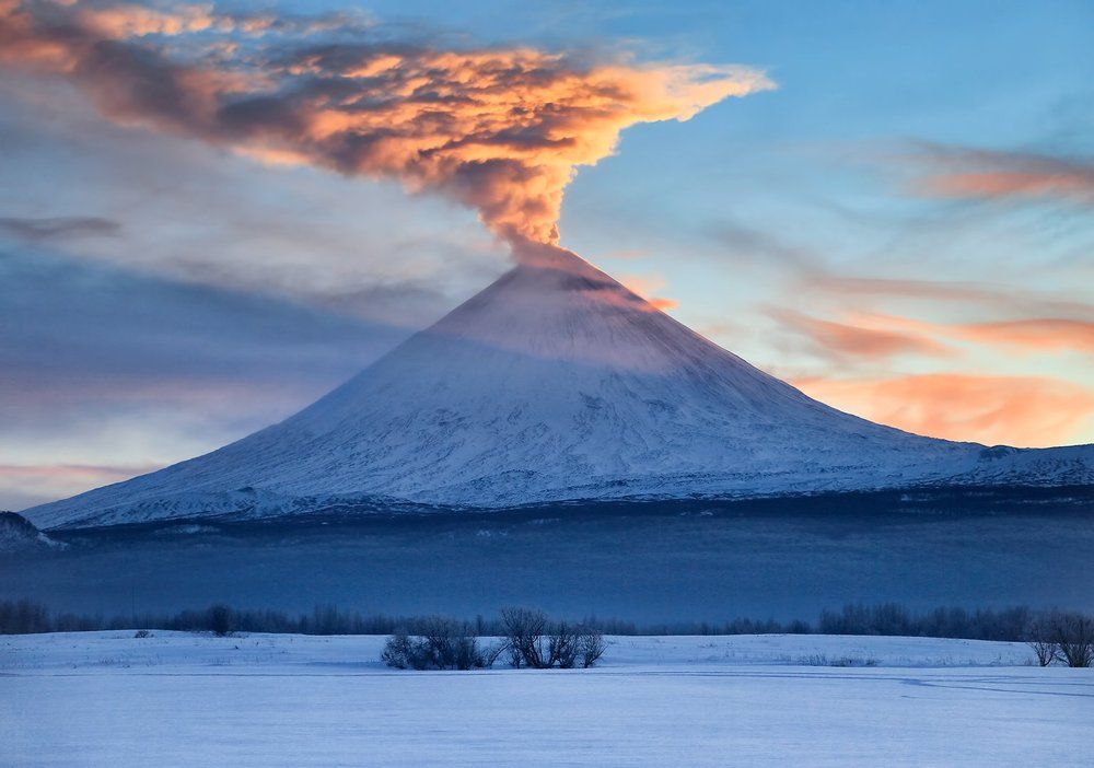 Вулкан на закате.