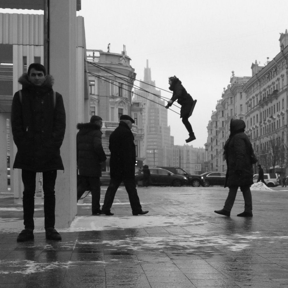 Качели в центре города