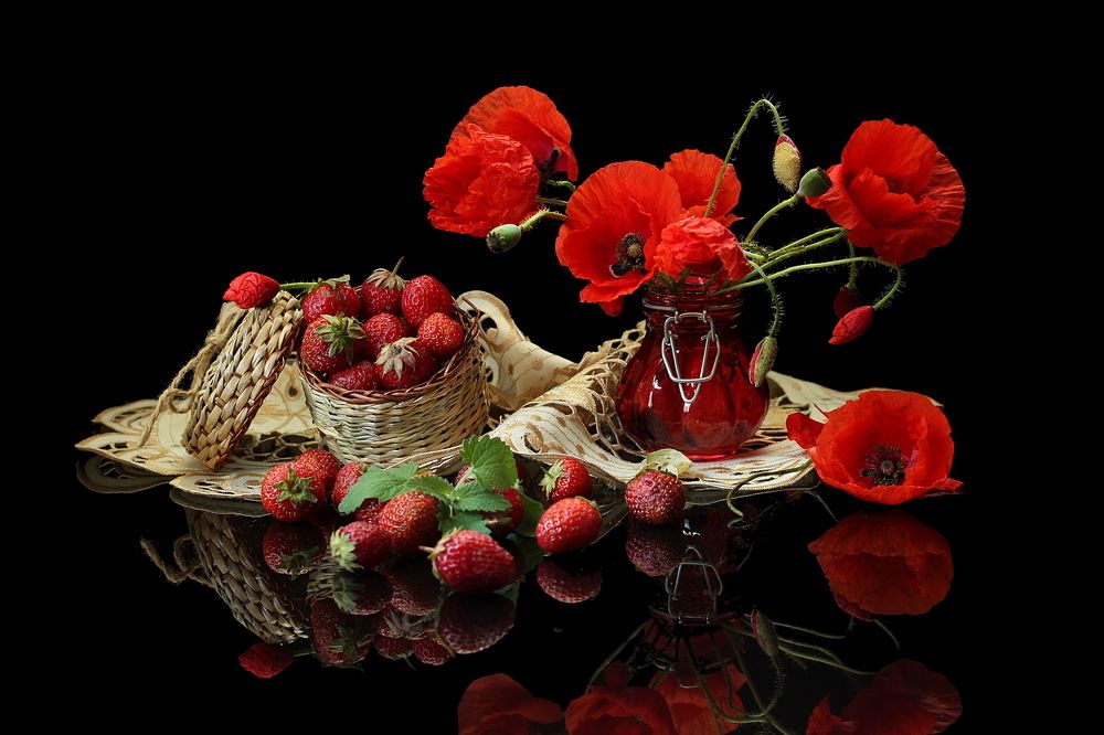 Маки  и клубника