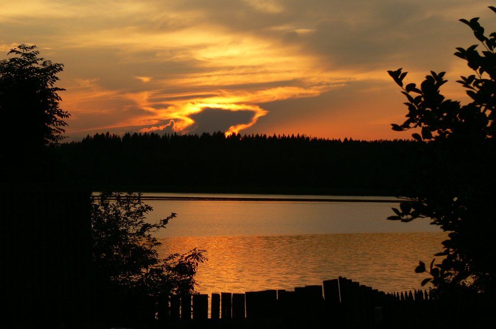 Закат на озере.