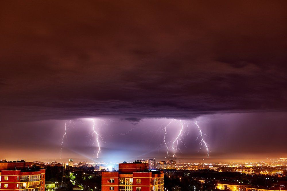 Молнии стеной.