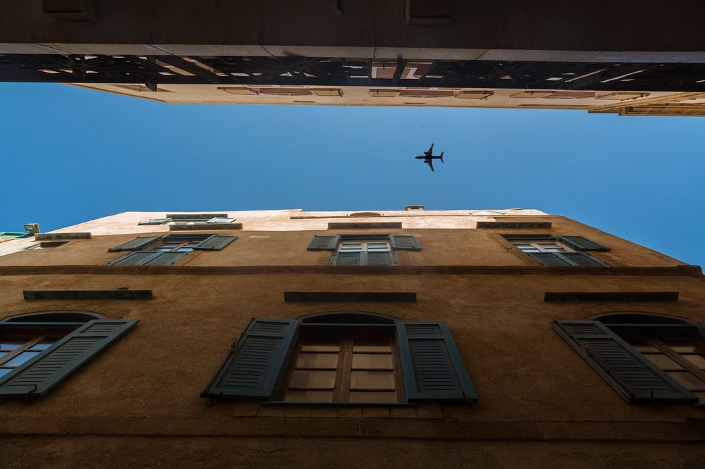 А по небу плывут самолеты