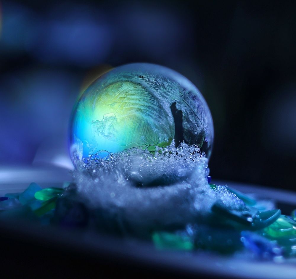 Мыльный пузырь в морозных узорах