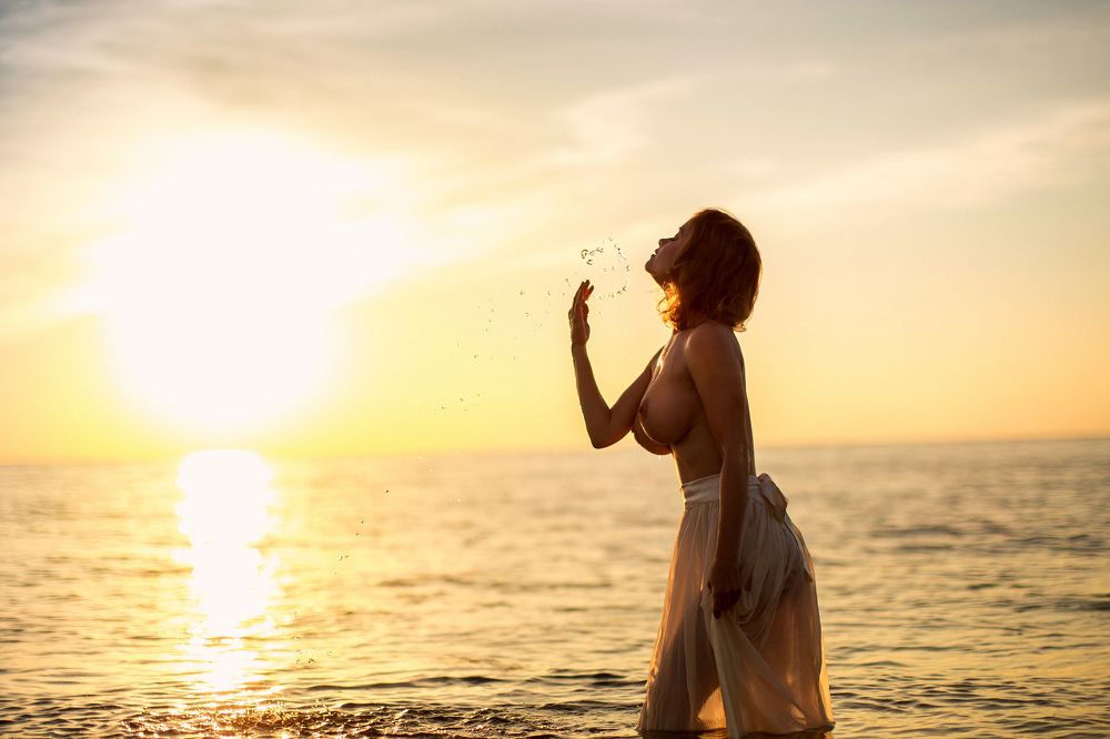 Девушка, море и закат