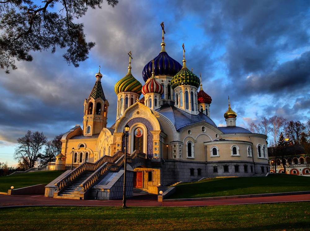 Красочный храм в Ново-Переделкино