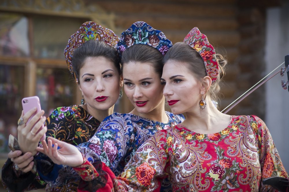 Три девицы на айфон.....