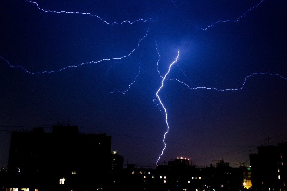 Молния над ночным городом