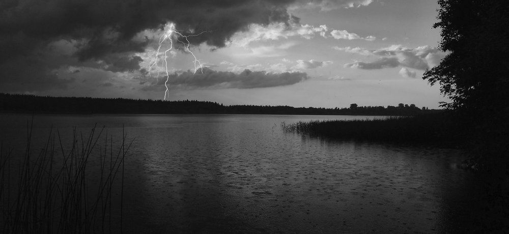 Молния над озером.
