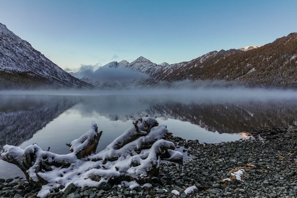 Рассвет на озере.