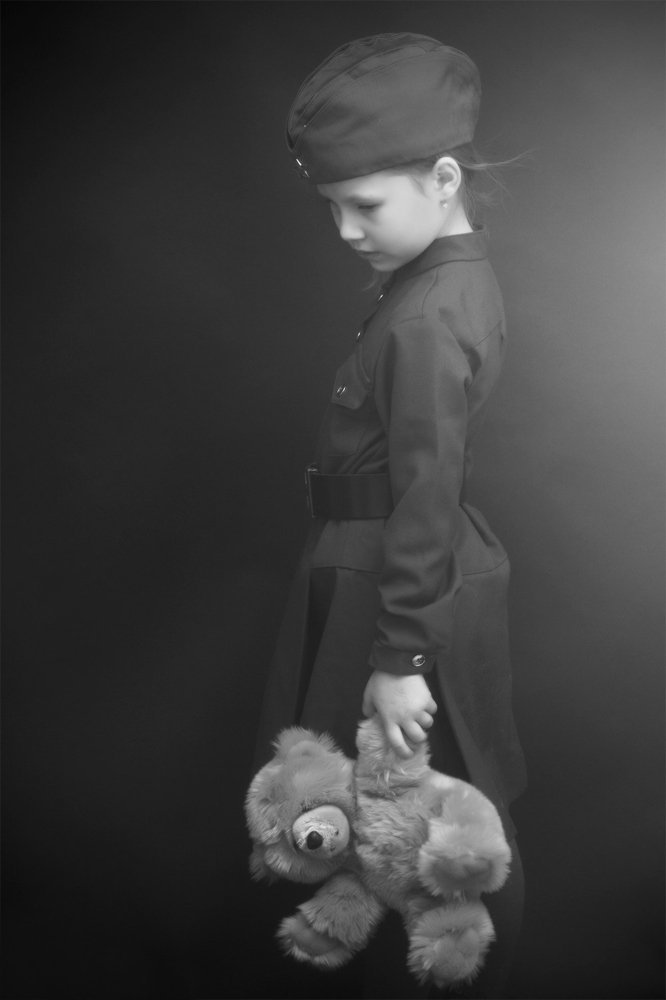 Оборванного мишку утешала..(с)