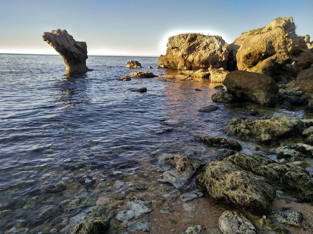 Широкая бухта в лучах заходящего солнца