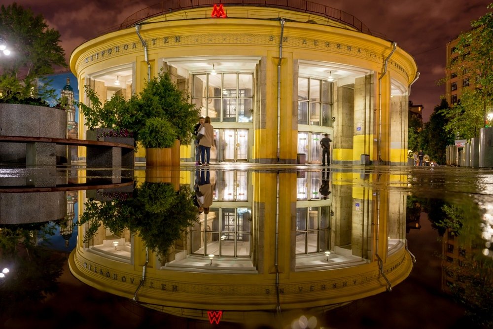 Москва. Вход в метро Новокузнецкая