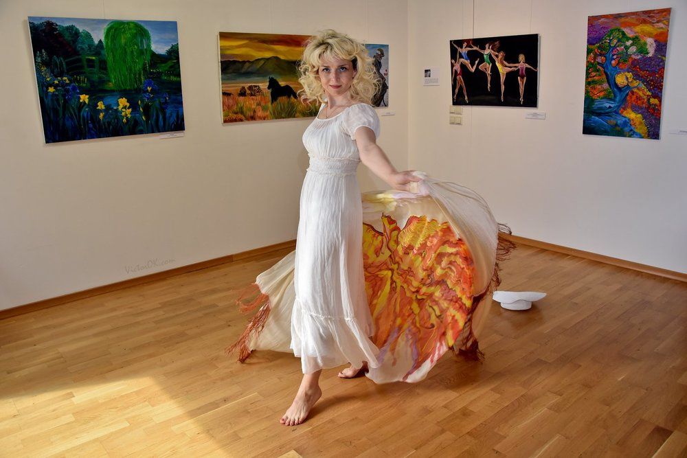 Танец в галерее