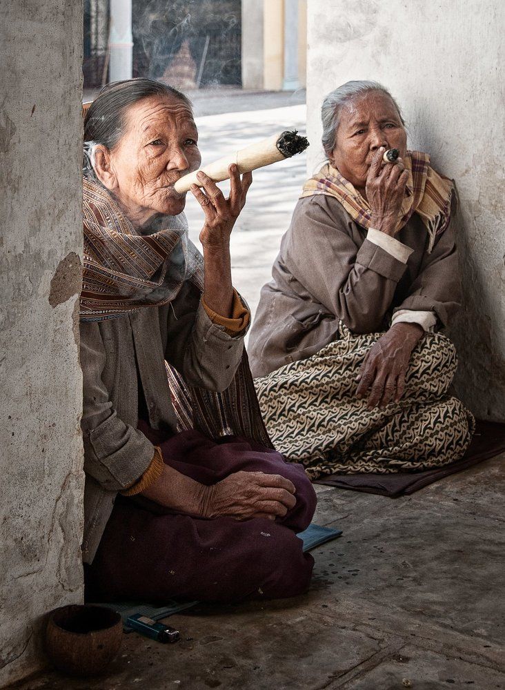 Старушки с сигарами