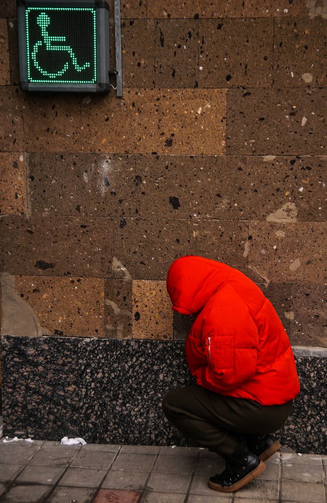 На противоположных сторонах