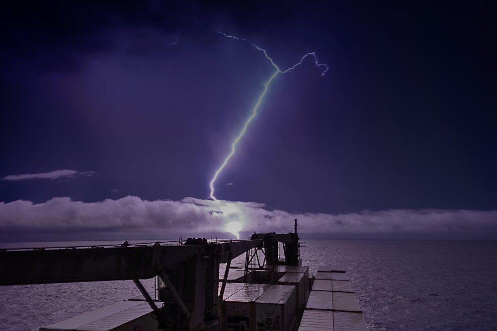 Гроза в океане