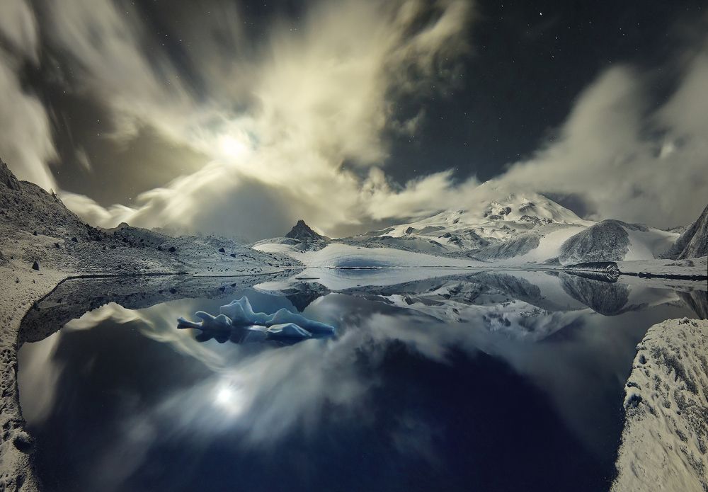 Лунная ночь под Эльбрусом