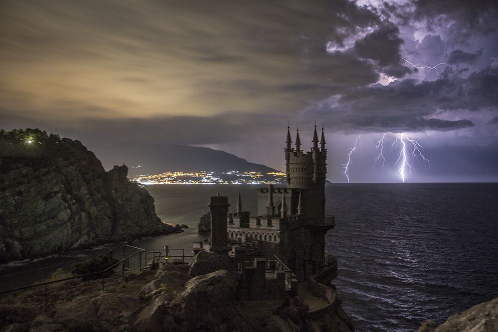 Ласточкино гнездо и Молния