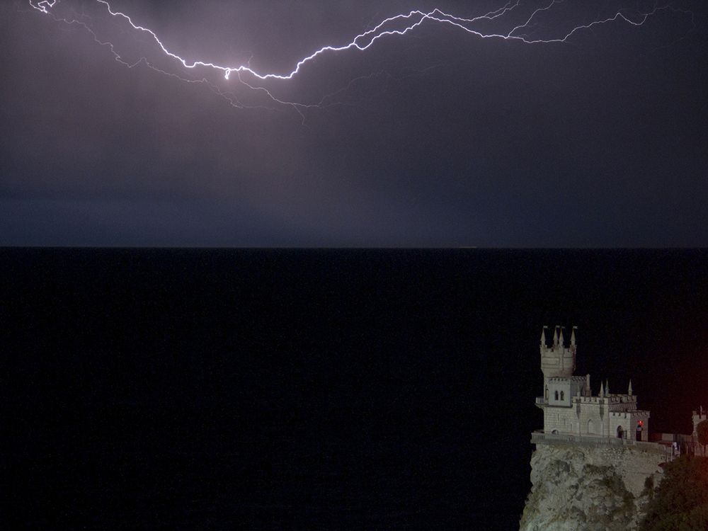 Ласточкино гнездо и горизонтальная Молния