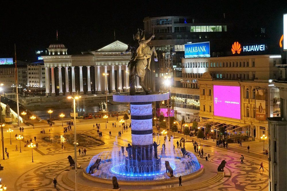 Городская площадь в городе Скопье, Македония