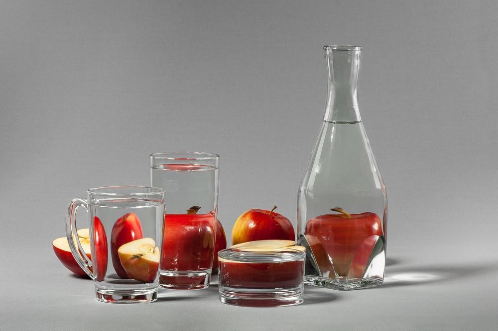 Яблоки в стекле.