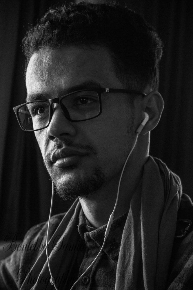 a men listenning to the music