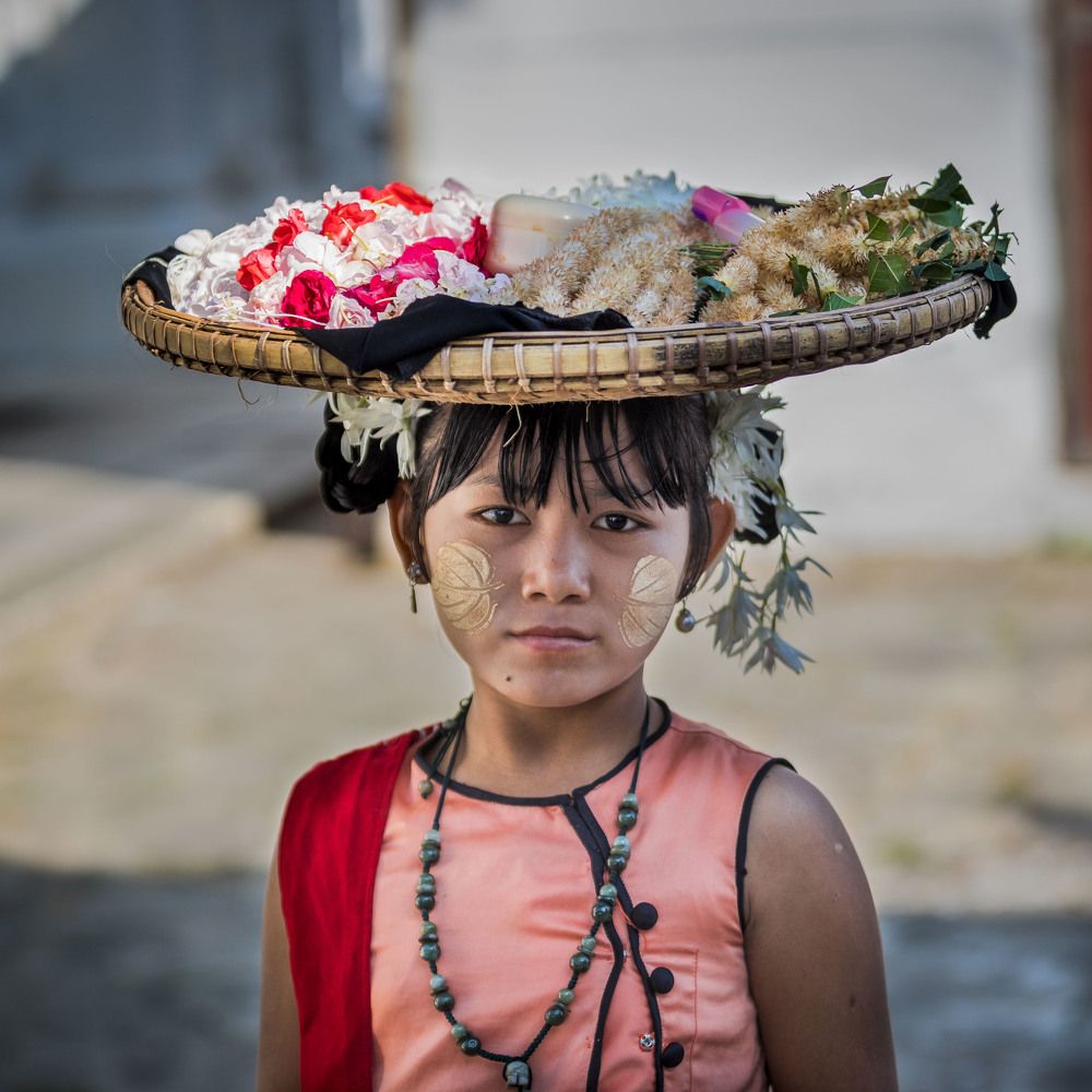 Бирманская девочка с корзиной цветов на голове
