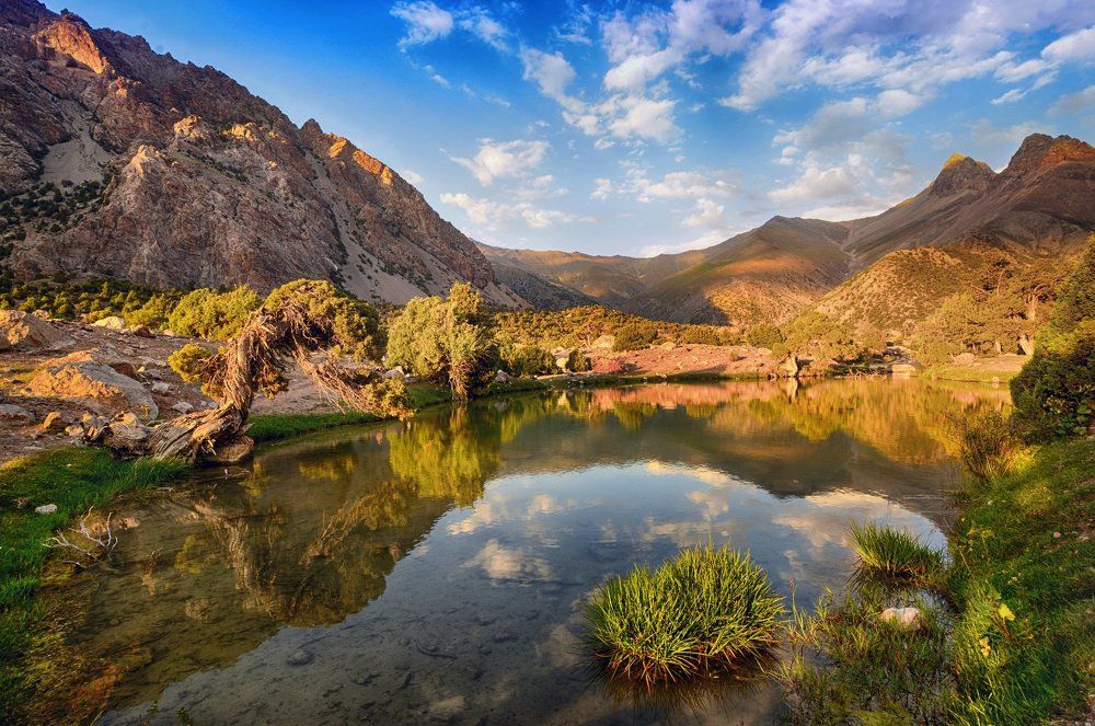 Горное озеро на закате