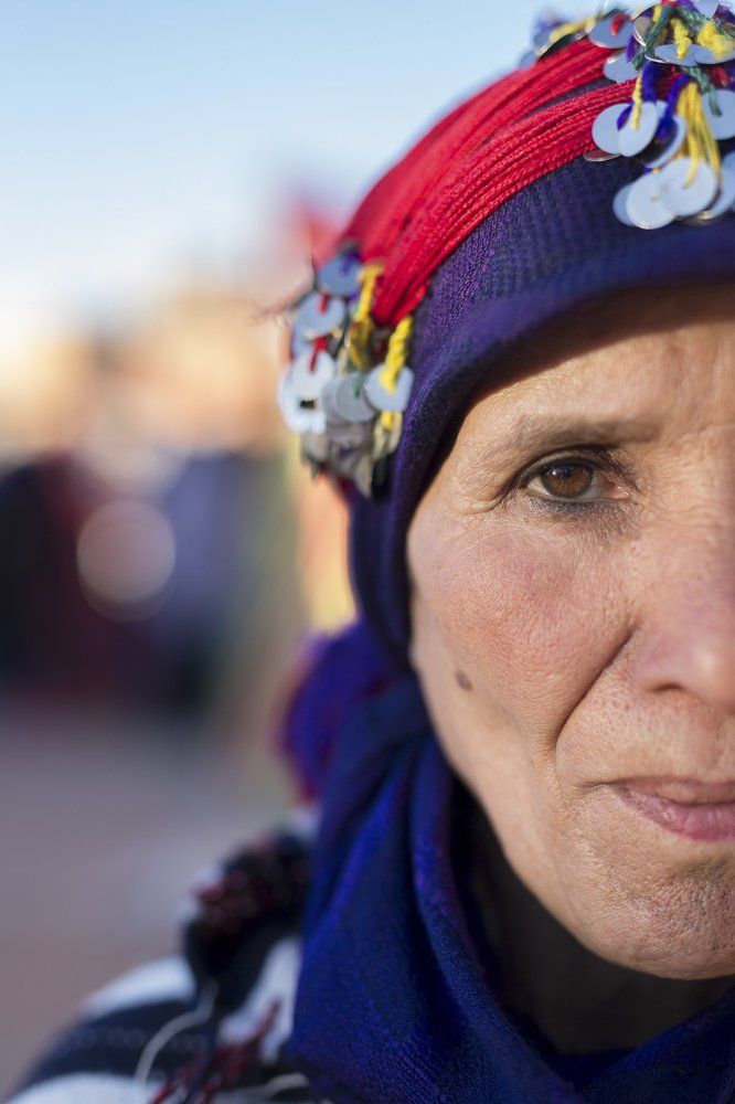 a half face of a women singer in the feast of roses.